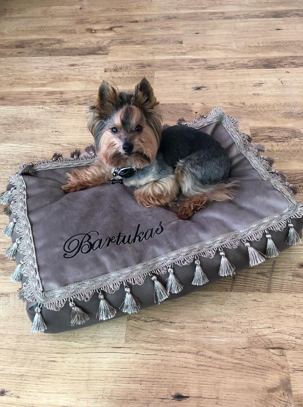 Vardo ant guoliuko siuvinėjimas