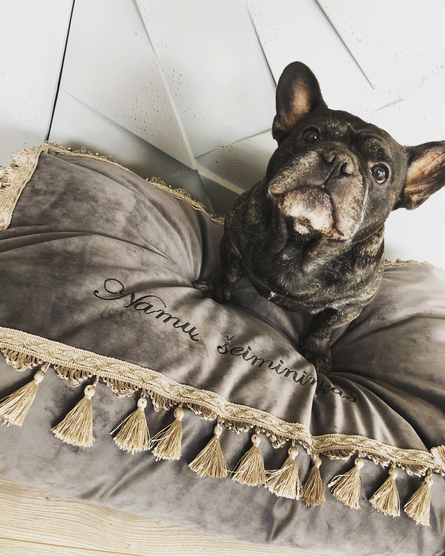 Vardo ant guoliuko siuvinėjimas